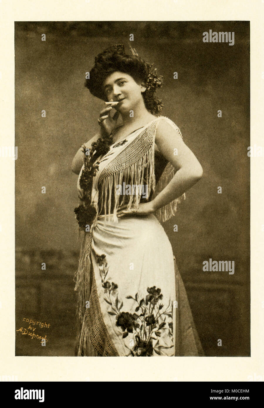 Questa foto mostra la cantante lirica Emma Calve) nel ruolo del titolo di Bizet Carmen. Lei è nato in 1866 Decazeville, Francia, e ha fatto il suo debutto operistico a Bruxelles nel 1881, come Marguerite nel Faust. Ella ha originato il ruolo di Santuzza in Cavalleria Rusticana, ma la sua più grande trionfa seguito la sua prima apparizione in Carmen all'Opera Comique di Parigi nel 1874. Ella è arrivata in America nel 1893 e poi fatte visite annuali in grand opera e considerando. Foto Stock