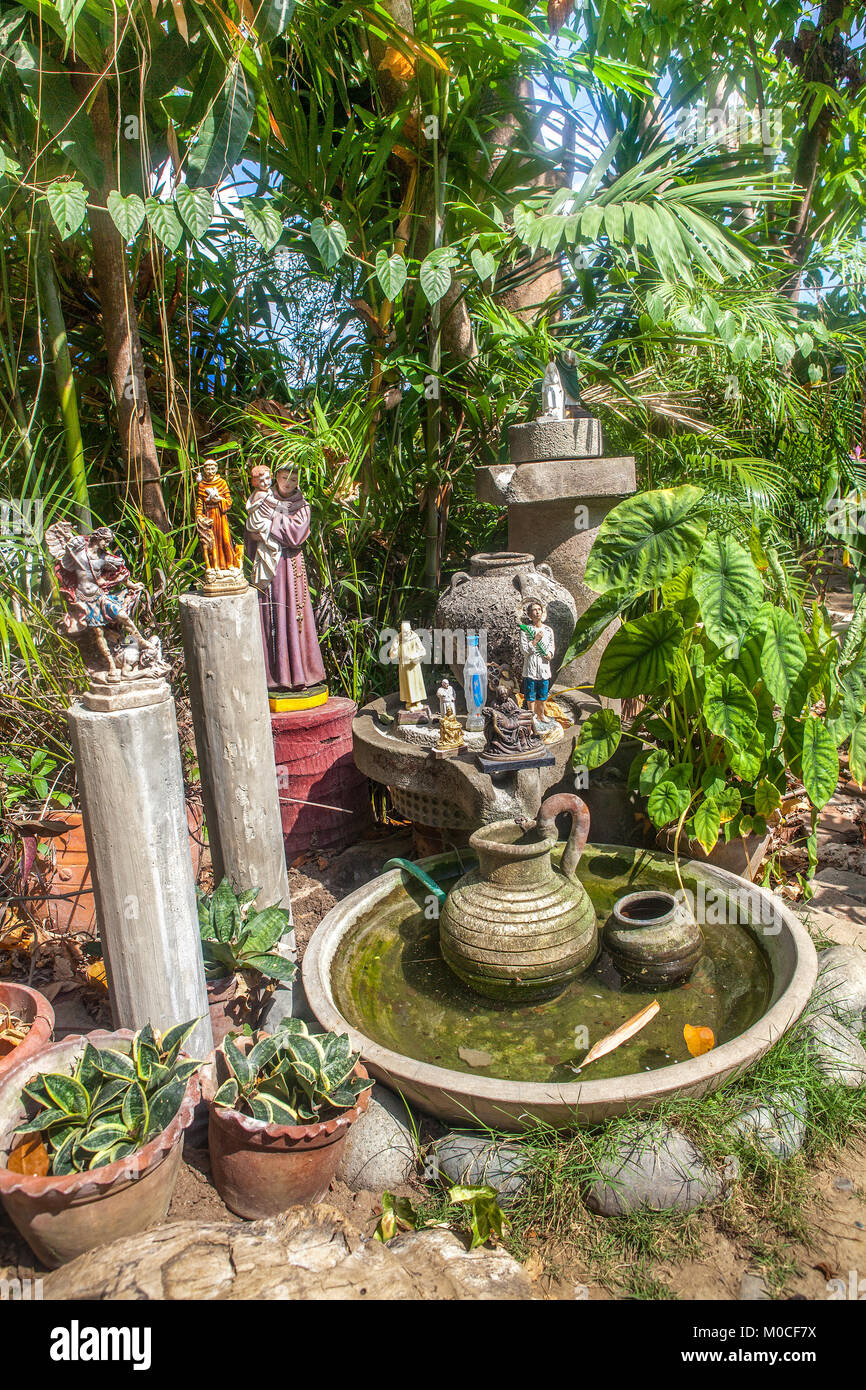 Il Giardino dei Santi è un attrazione presso il santuario di Nuestra Señora de la Caridad vicino alla vecchia torre campanaria a Bantay,, Luzon, Filippine. Foto Stock