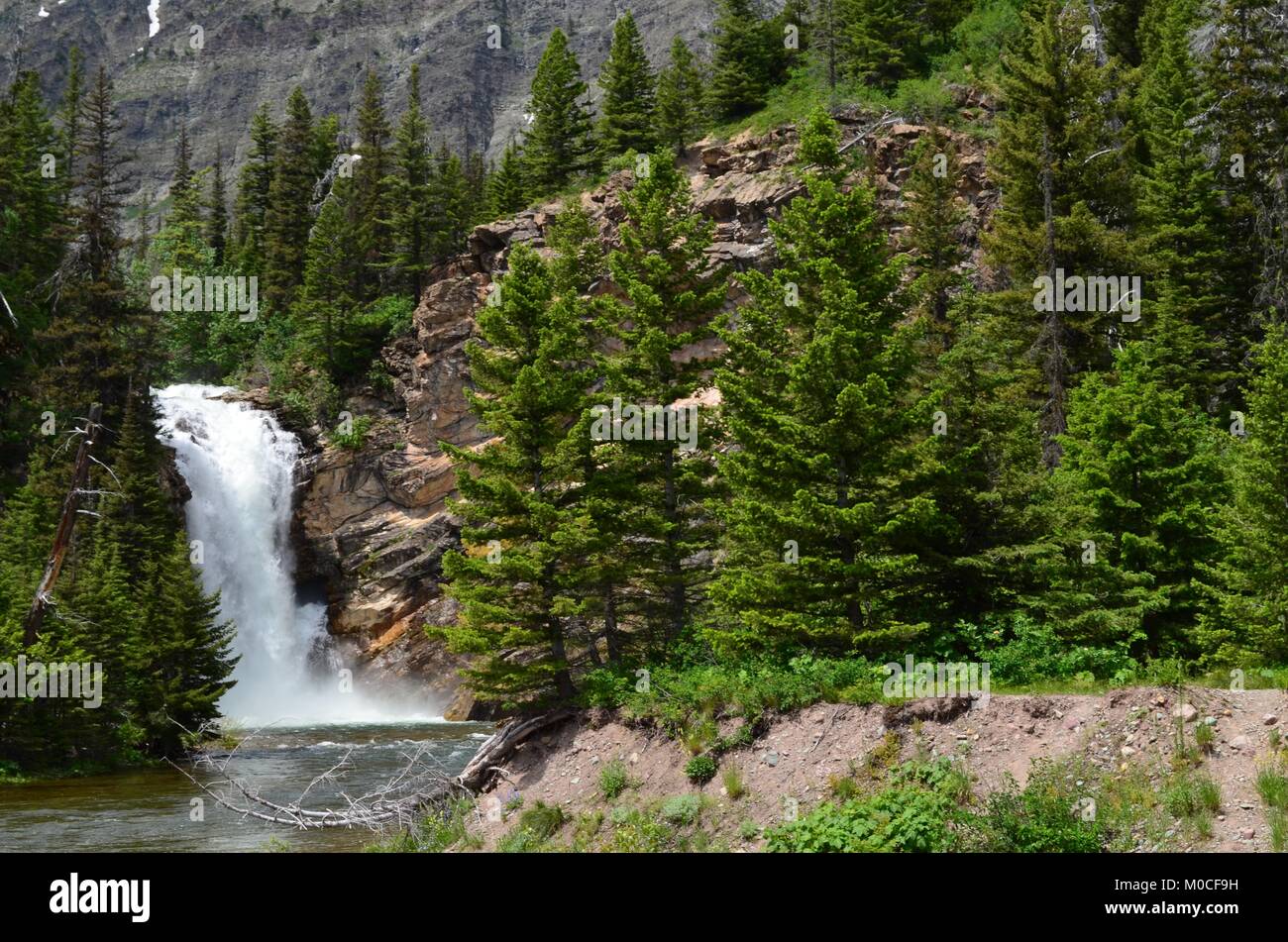 Esecuzione di acqua Eagle Falls, nel Montana, USA Foto Stock