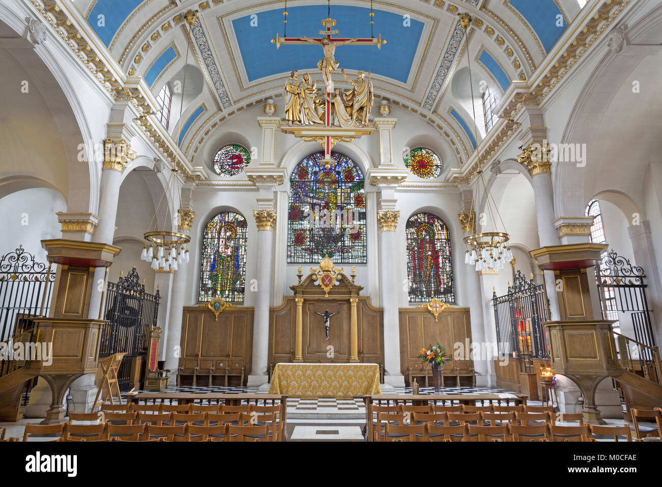 Londra, Gran Bretagna - 14 settembre 2017: la navata della chiesa Santa Maria le prua. Foto Stock