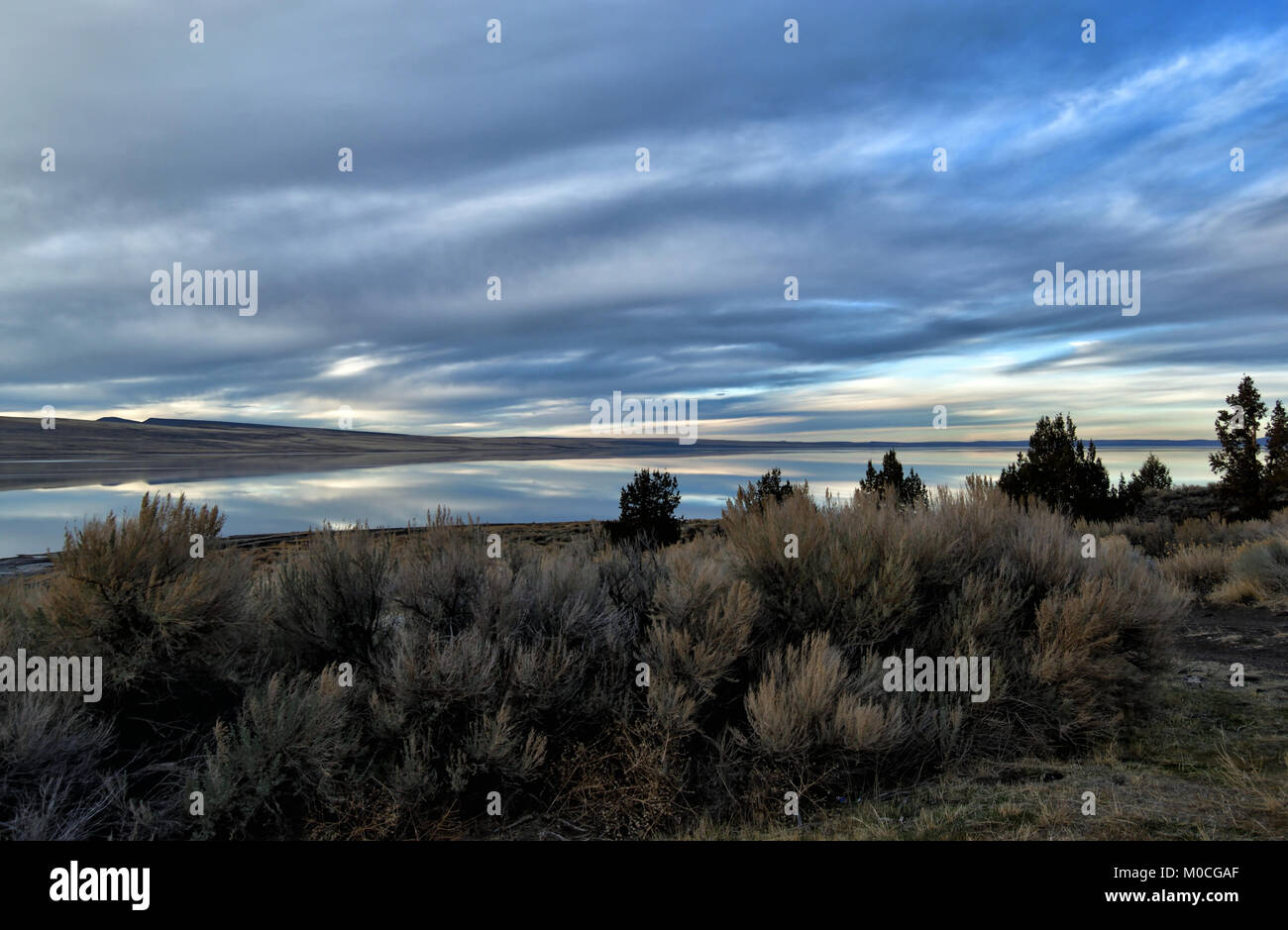 Nuvole sopra il lago di Abert Foto Stock