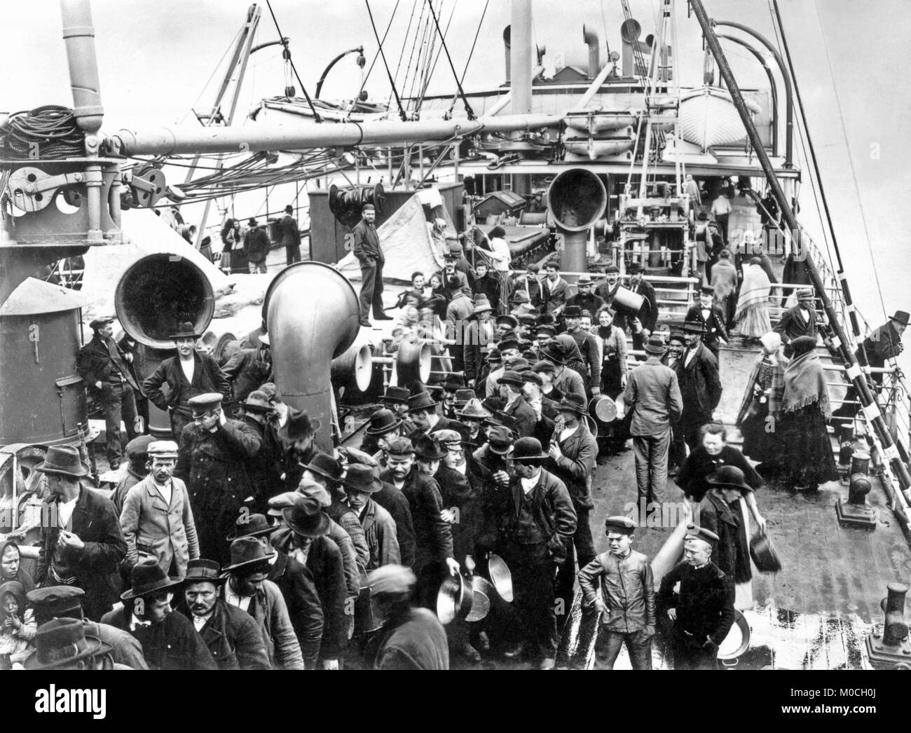 Trans-Atlantic emigranti europei in rotta verso il Nord America in coda sul ponte della linea Hamburg-America 'Graf Waldersee' c.1900 Foto Stock