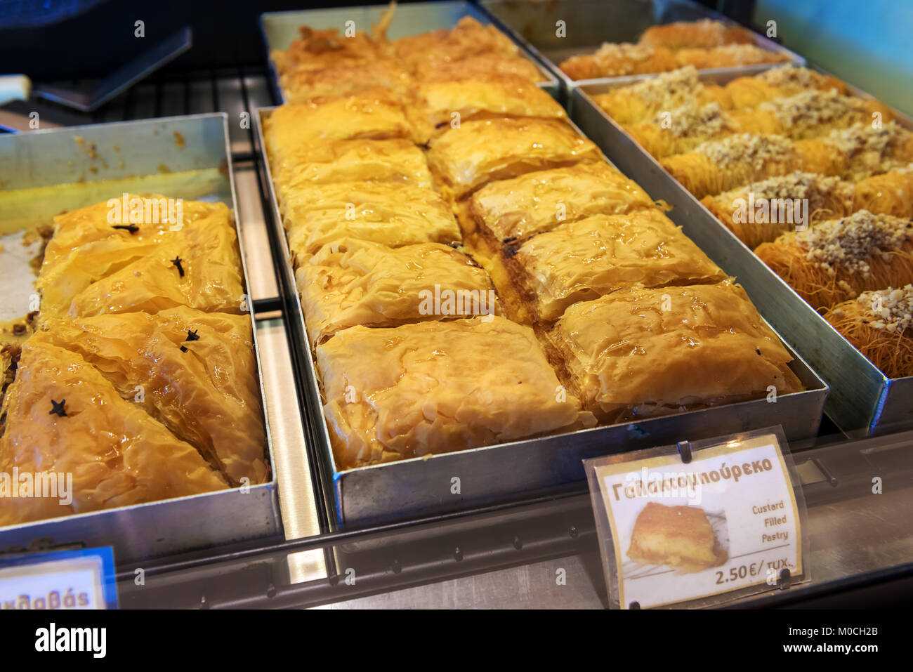 NAXOS, Grecia - 24 Maggio 2017: diversi tipi di tradizionali torte greche in pasticceria. Foto Stock