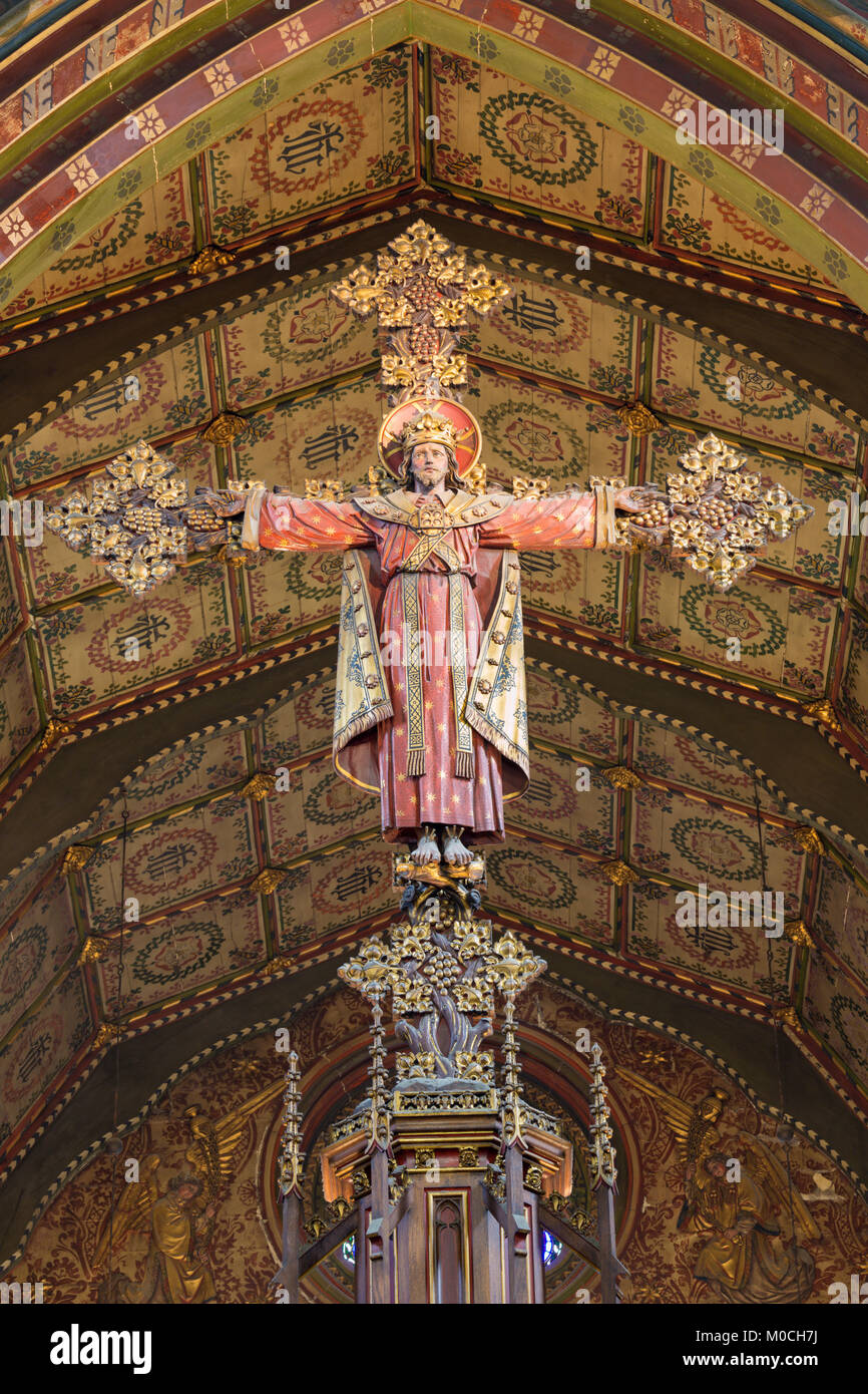 Londra, Gran Bretagna - 17 settembre 2017: incisa la crocifissione di Jeus come re e sacerdote nella chiesa di San Barnaba progettato da Bodley nel 1906. Foto Stock