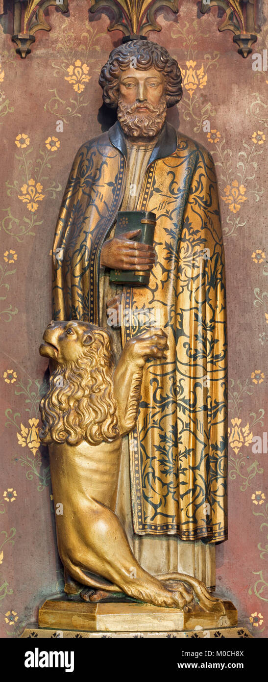 Londra, Gran Bretagna - 17 settembre 2017: la statua scolpita di San Marco Evangelista nella chiesa di San Barnaba probabilmente progettato da Ninian Comper Foto Stock