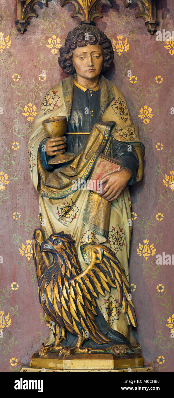 Londra, Gran Bretagna - 17 settembre 2017: la statua scolpita di San Giovanni Evangelista nella chiesa di San Barnaba probabli progettati da Ninian Comper Foto Stock