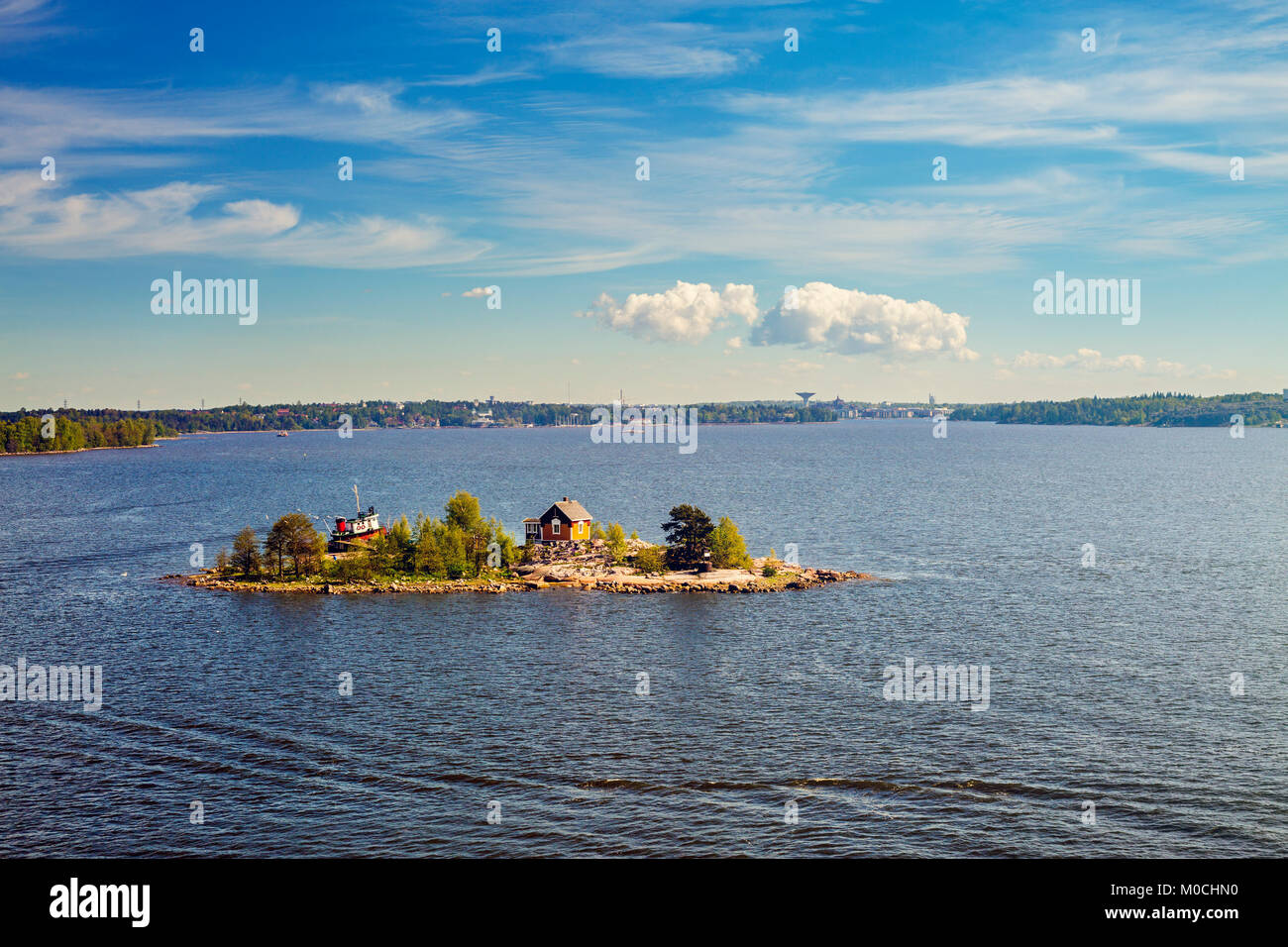 Un'isola nel mare vicino a Helsinki, Finlandia. Foto Stock