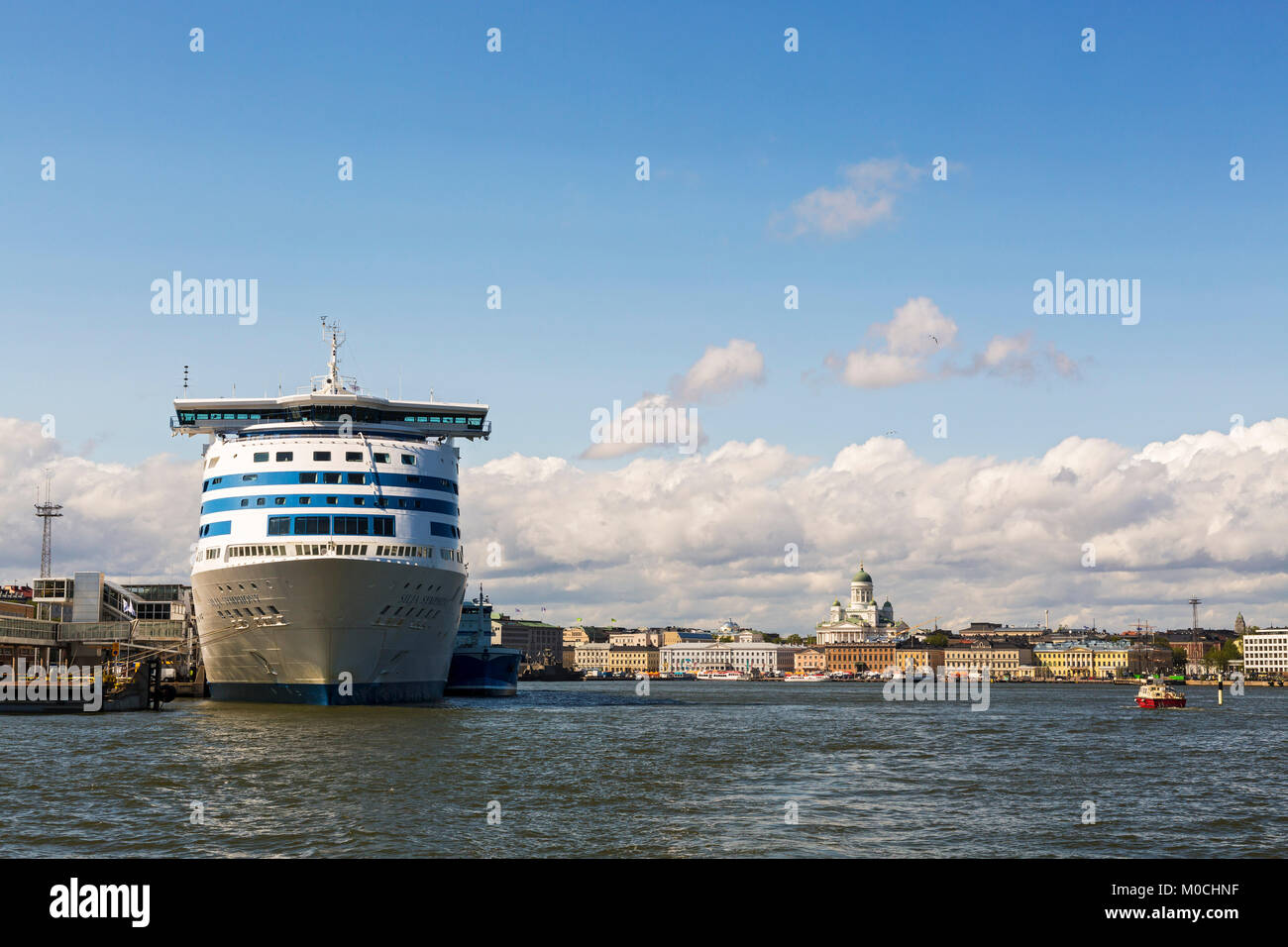 Il porto di Helsinki con la cattedrale e un grande traghetto. Foto Stock