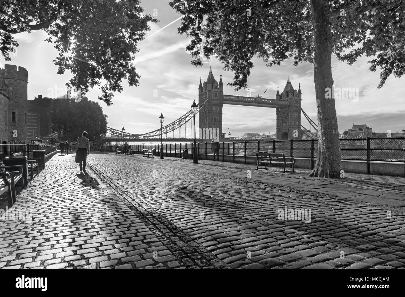 Londra - la passeggiata e il Tower bridge nella luce del mattino. Foto Stock