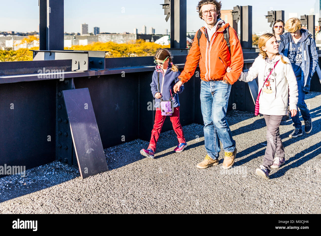 La città di New York, Stati Uniti d'America - 27 Ottobre 2017: Highline, linea alta, giardino urbano di New York con molti turisti a piedi di famiglia in Chelsea West Side da Hudso Foto Stock