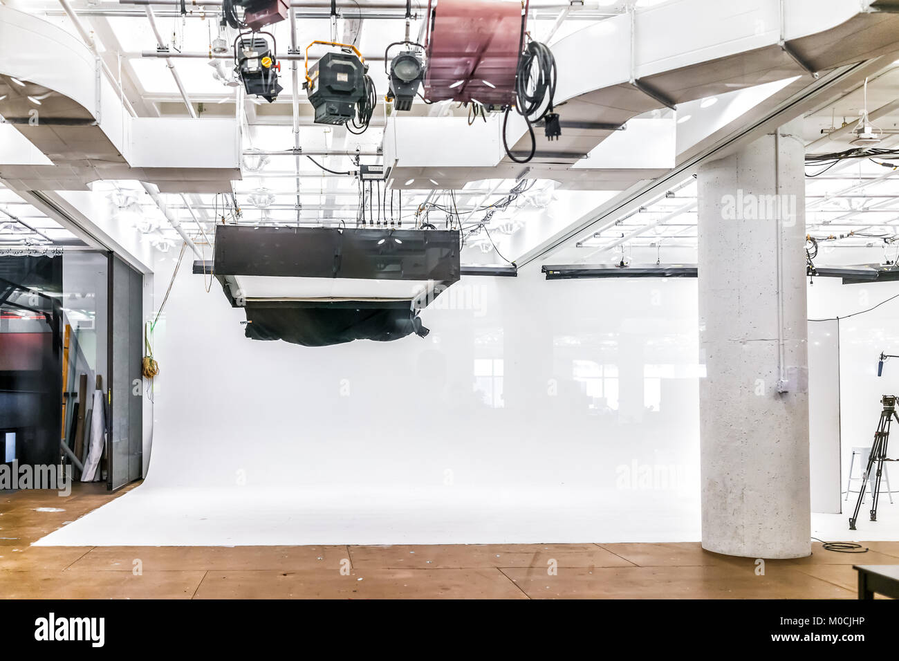 Vuoto grande fotografia commerciale studio video con attrezzature, luci e sfondo bianco Foto Stock