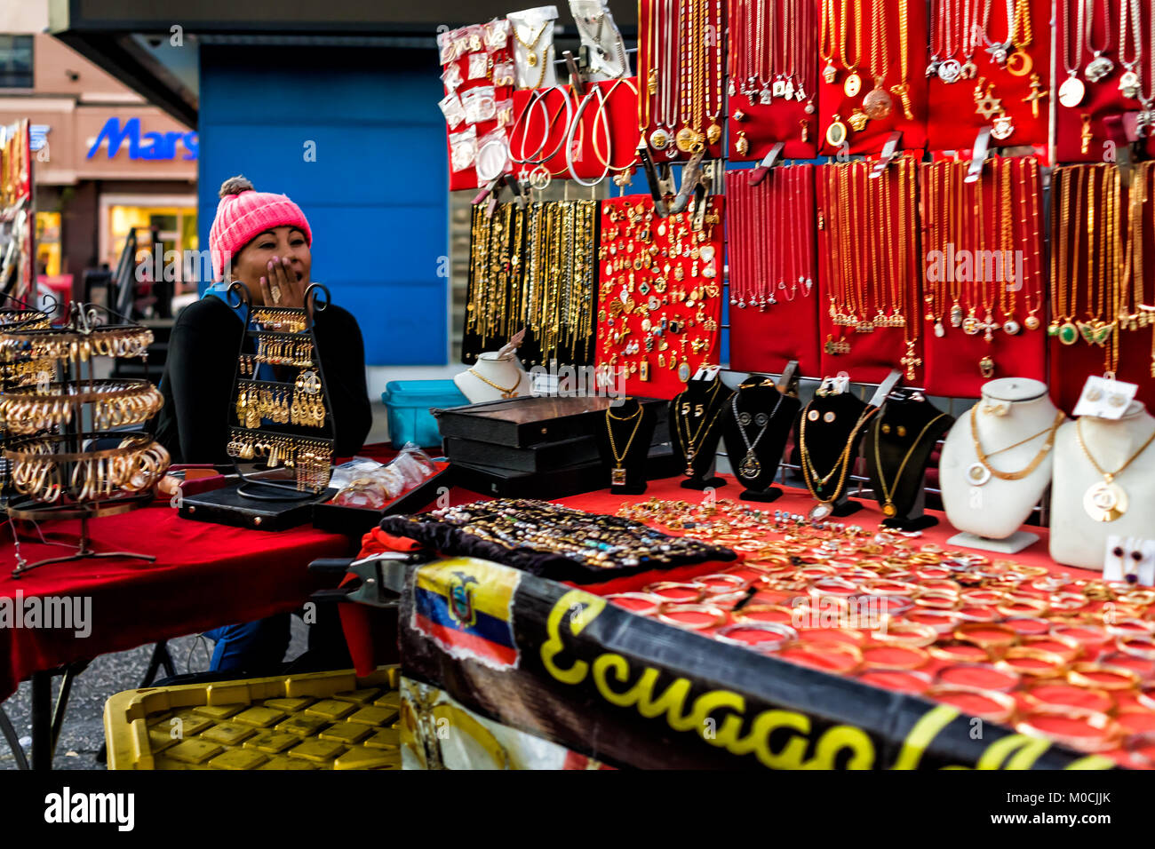 Bronx, Stati Uniti d'America - 27 Ottobre 2017: Donna venditore ambulante,  venditore di vendita gioielli ecuadoriana, collane in stand mercato altezze  Fordham center di New York City Foto stock - Alamy