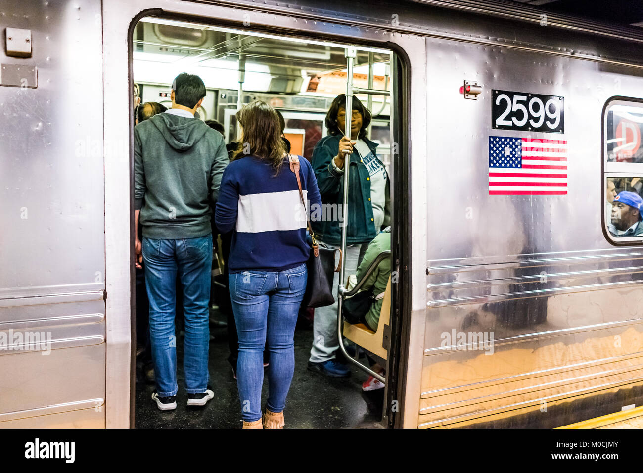 La città di New York, Stati Uniti d'America - 28 Ottobre 2017: la gente in metropolitana di transito della piattaforma in NYC Stazione della Metropolitana sul tragitto con il treno, persone stipate folla con o Foto Stock