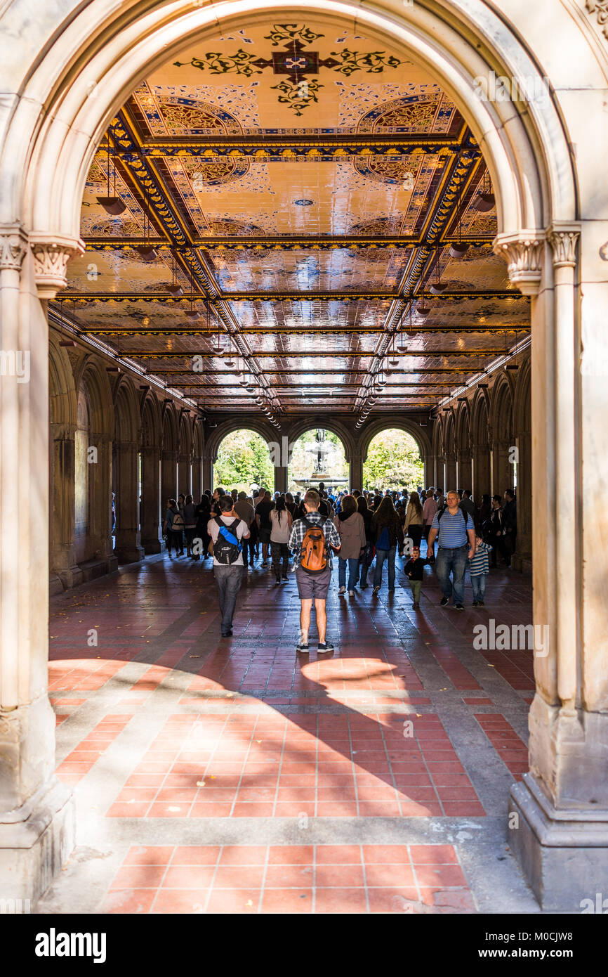La città di New York, Stati Uniti d'America - 28 Ottobre 2017: Manhattan NYC Central park con la gente camminare all'interno Minton piastrelle a Bethesda edificio Arcade corridoio undergr Foto Stock