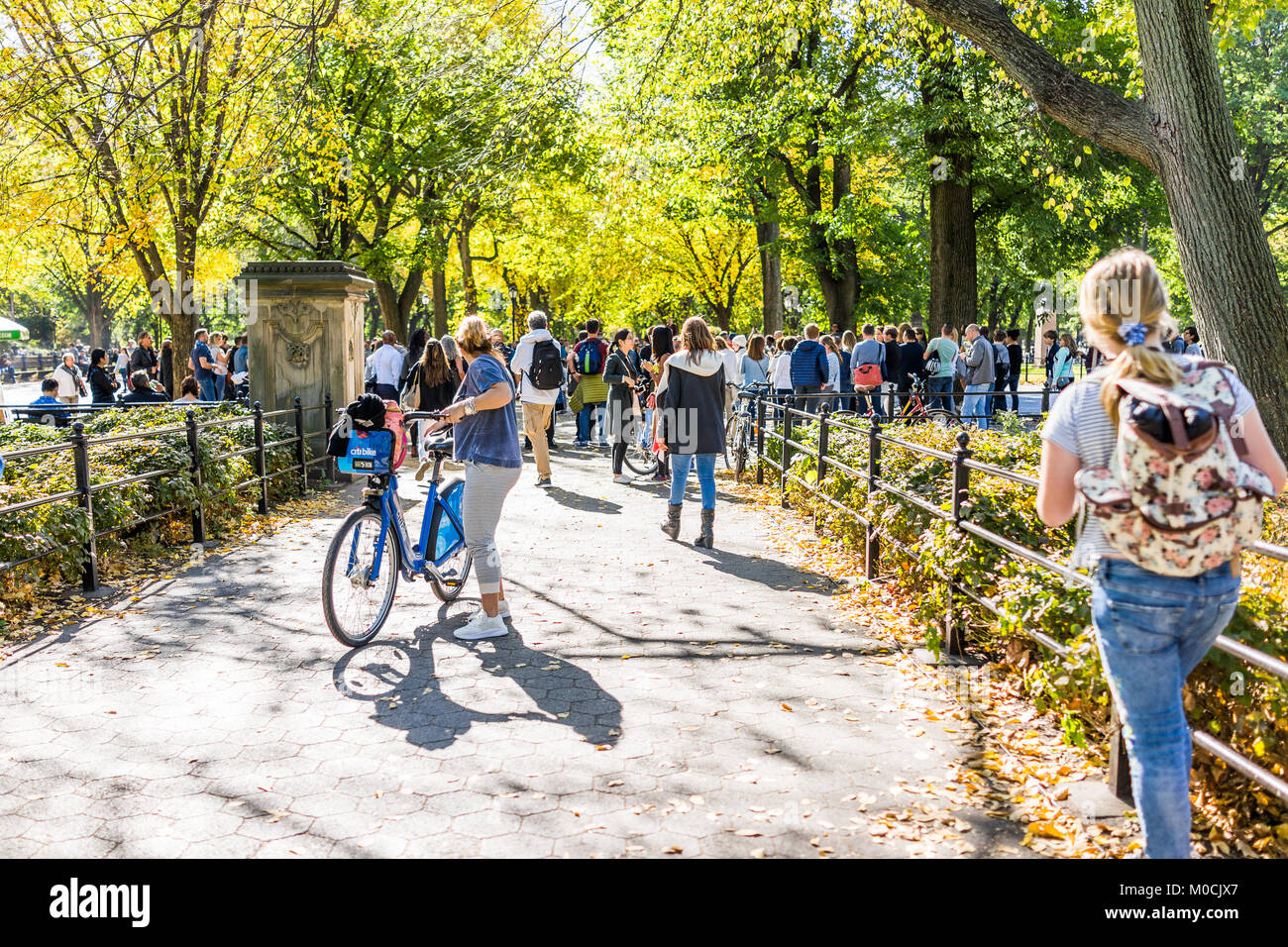 La città di New York, Stati Uniti d'America - 28 Ottobre 2017: Manhattan NYC Central park, la folla di persone in piedi a guardare street performance sulla giornata di sole, passeggiate Foto Stock