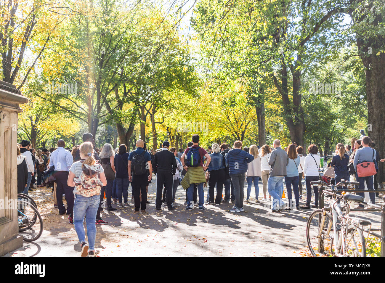 La città di New York, Stati Uniti d'America - 28 Ottobre 2017: Manhattan NYC Central park, la folla di persone in piedi a guardare street performance sulla giornata di sole, passeggiate Foto Stock