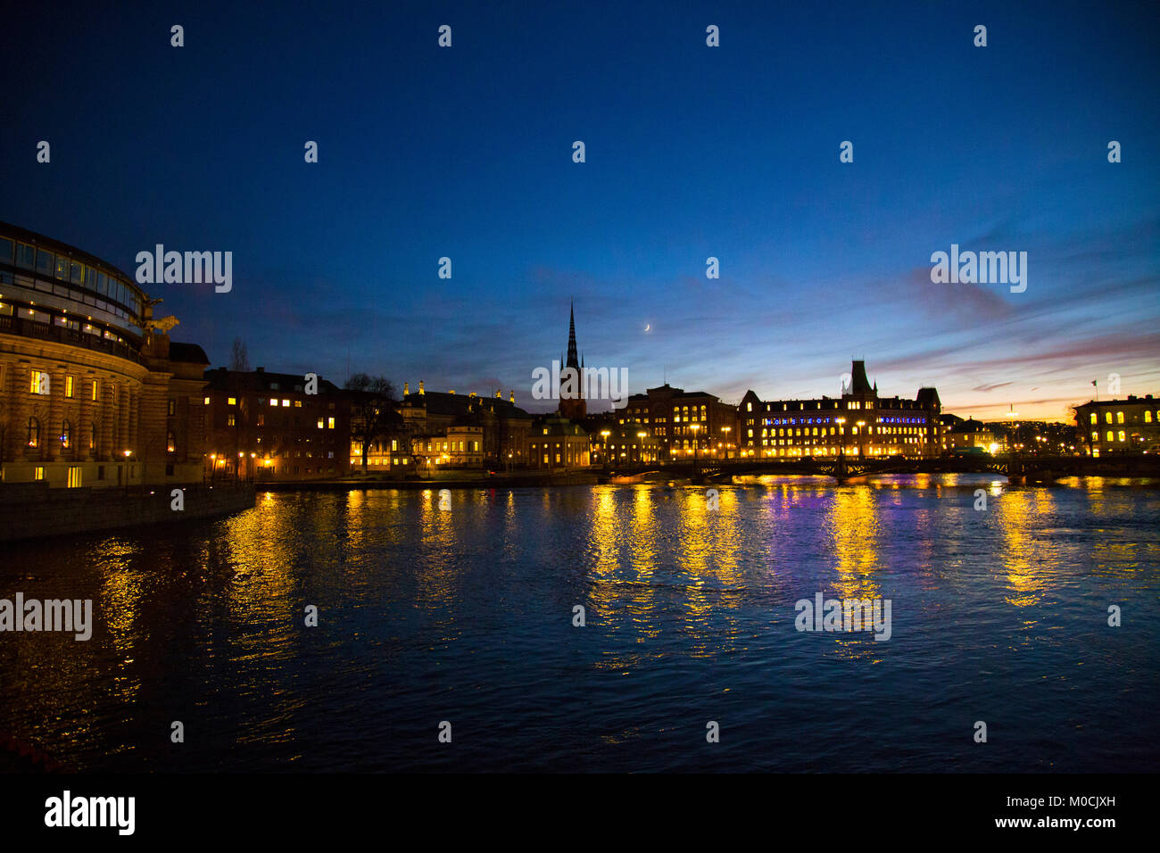 Tempo di notte vista da Riddarholmen Riksbron con il Parlamento sulla sinistra, Stoccolma, Svezia Foto Stock