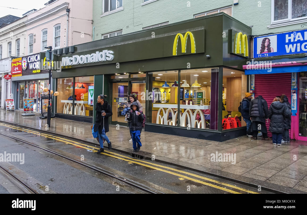 Il McDonalds un ristorante fast food in Church street a Croydon, nel sud di Londra in un giorno nuvoloso. Foto Stock
