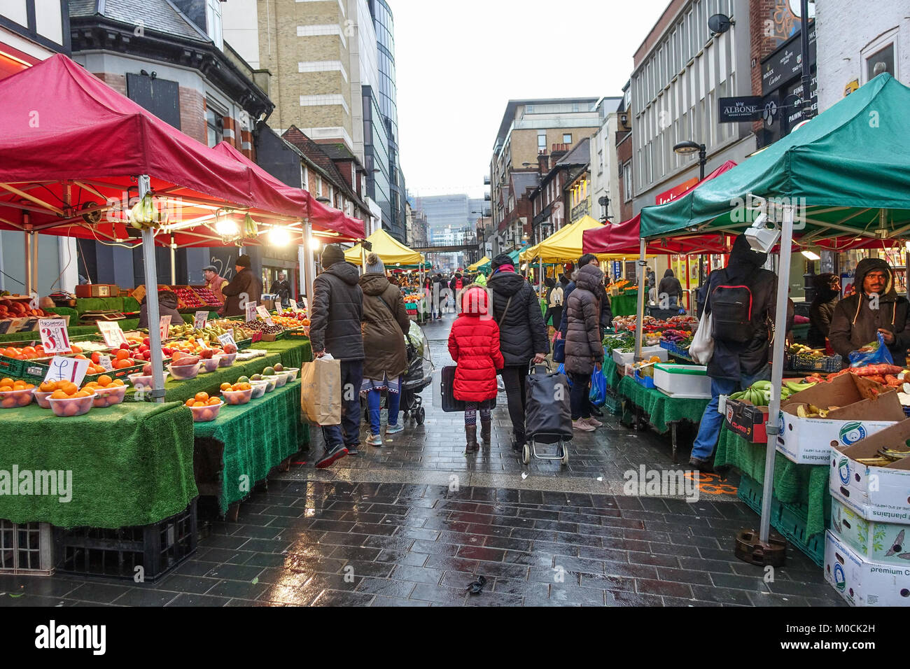 Frutta e verdura si spegne nel Surrey Street Market a Croydon, Londra sud raffigurato nel gennaio 2018. Foto Stock