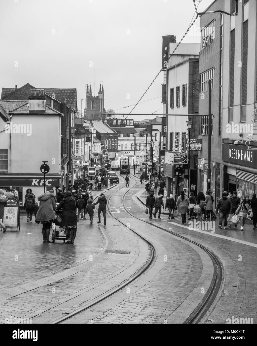 Una foto in bianco e nero della scena guardando giù Church Street a Croydon a sud di Londra. I binari del tram serpentina giù per la strada. Foto Stock