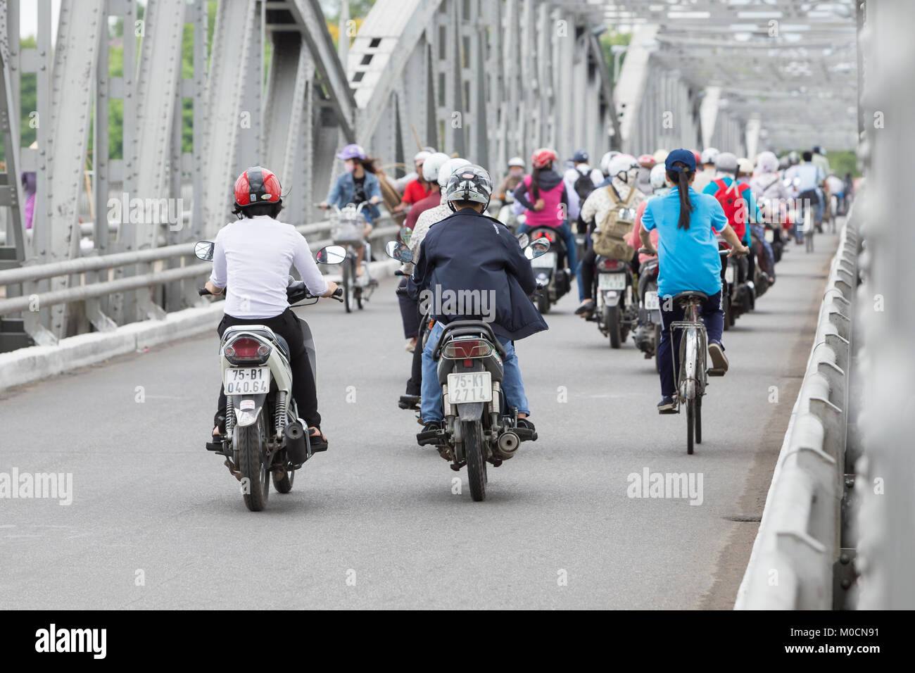 Il traffico sul Trang Tien bridge in tinta, Vietnam Foto Stock