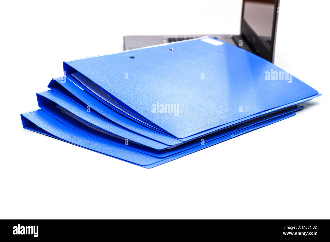 Blu cartella file con documenti e documenti. mantenimento dei contratti isolati a sfondo bianco Foto Stock