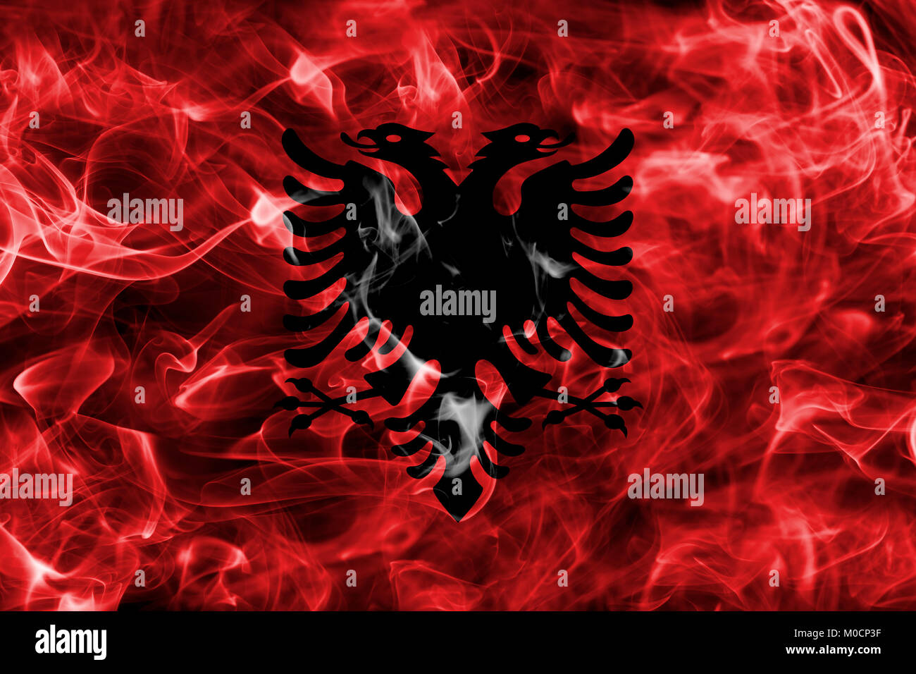 L'Albania bandiera di fumo Foto stock - Alamy