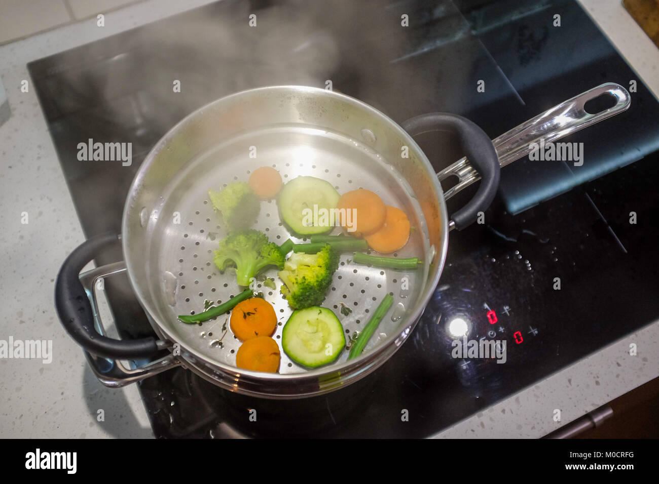 La cucina salutistica verdure al vapore di cavolfiori, broccoli e zucchine Foto Stock