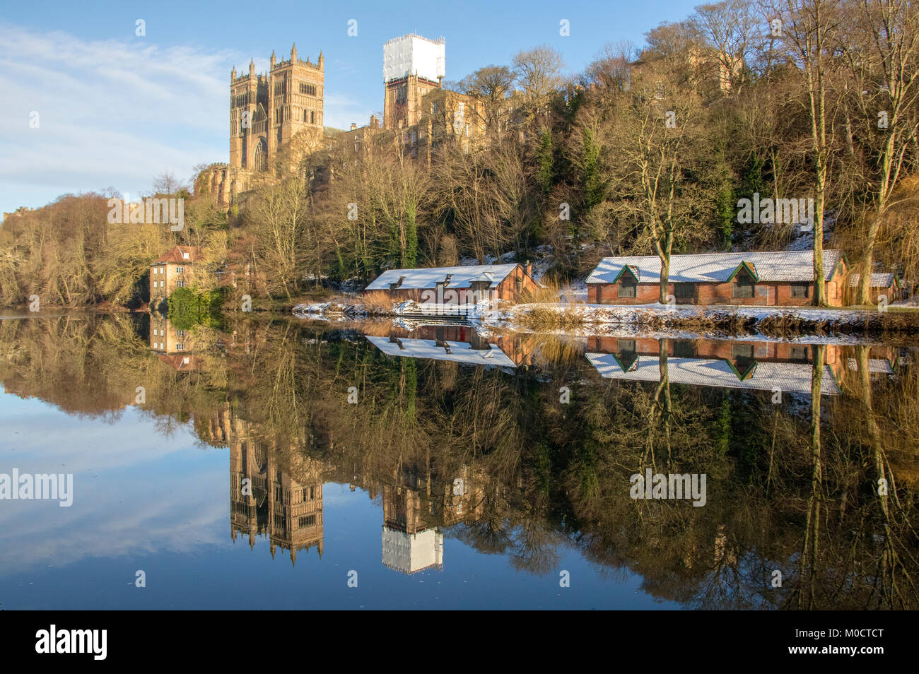 La Cattedrale di Durham riflessa nel fiume indossare in inverno Foto Stock