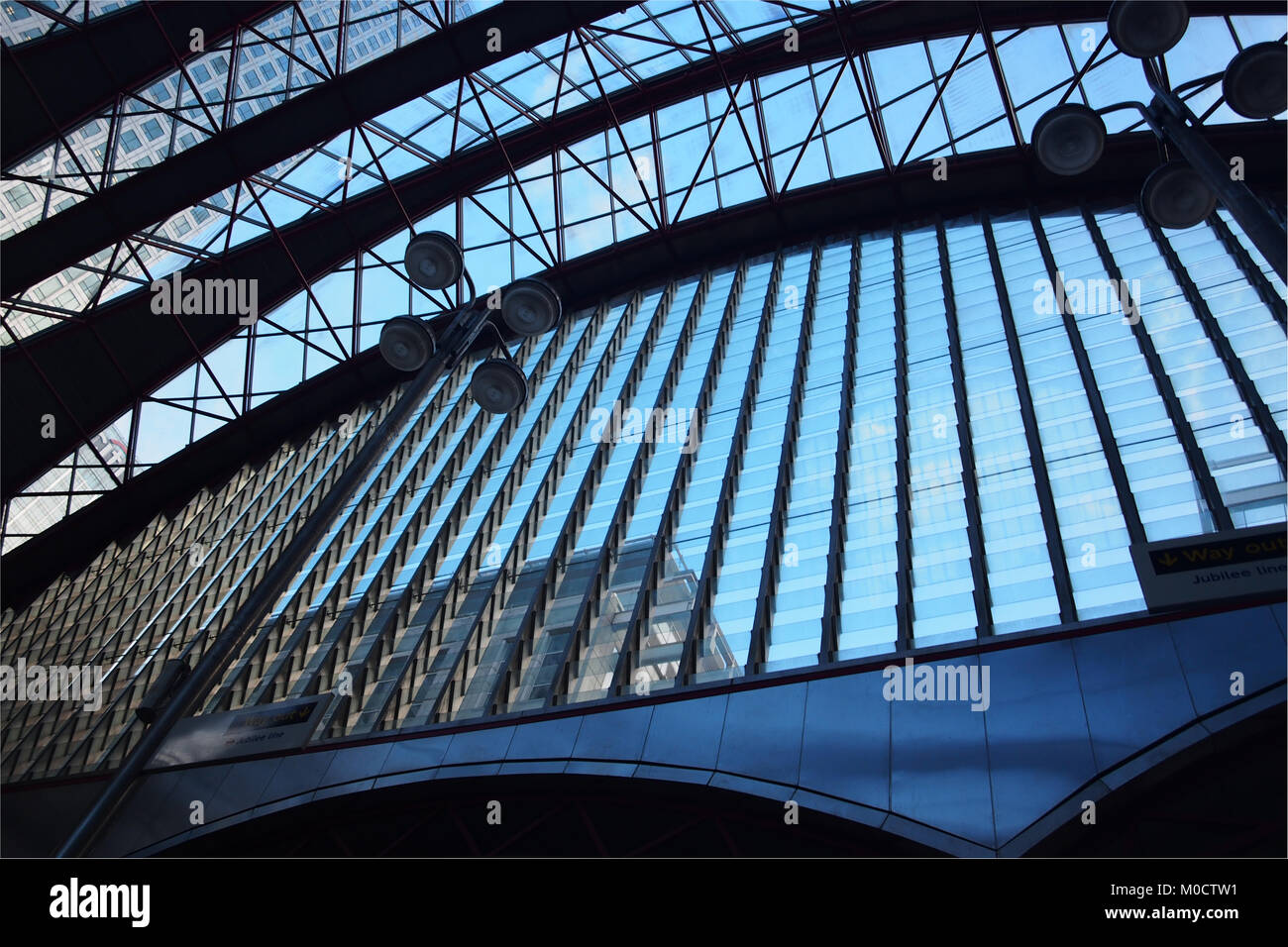Una vista con riflessioni su alti,vetro edifici per uffici nel quartiere finanziario di Canary Wharf, Londra Foto Stock