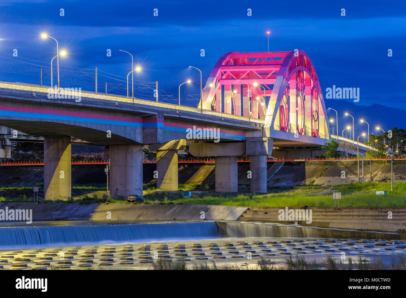 Ponte di notte in città Chubei, Hsinchu, Taiwan Foto Stock