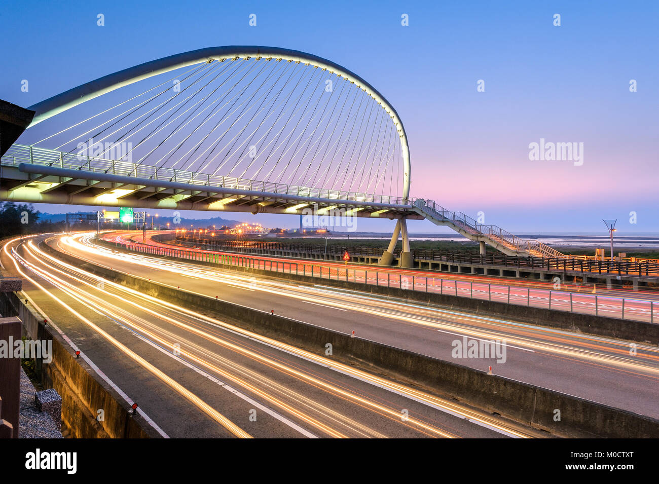 Ponte di arpa a hsinchu al crepuscolo Foto Stock