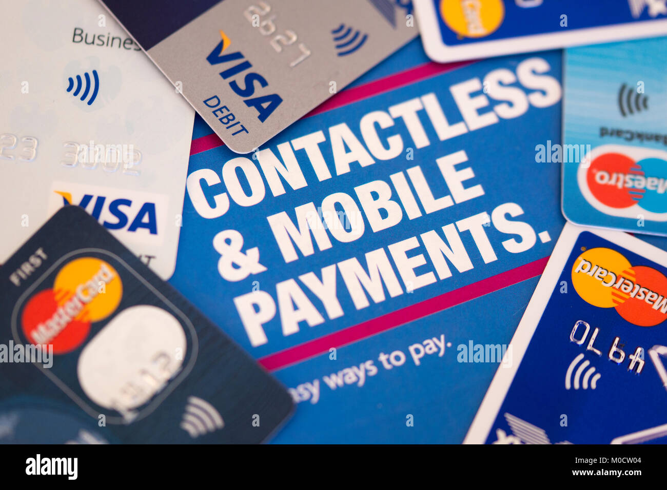Un assortimento di carte di credito e di debito utilizzata per contactless e i pagamenti mobili Foto Stock