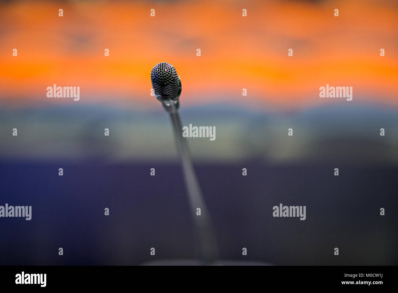 In prossimità del microfono in sala conferenze Foto Stock