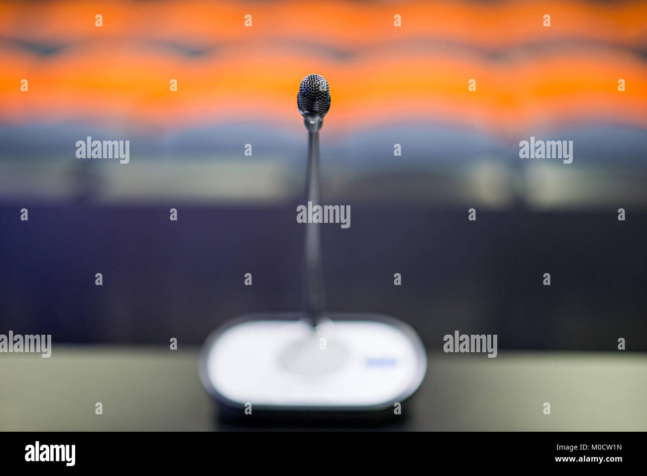 In prossimità del microfono in sala conferenze Foto Stock