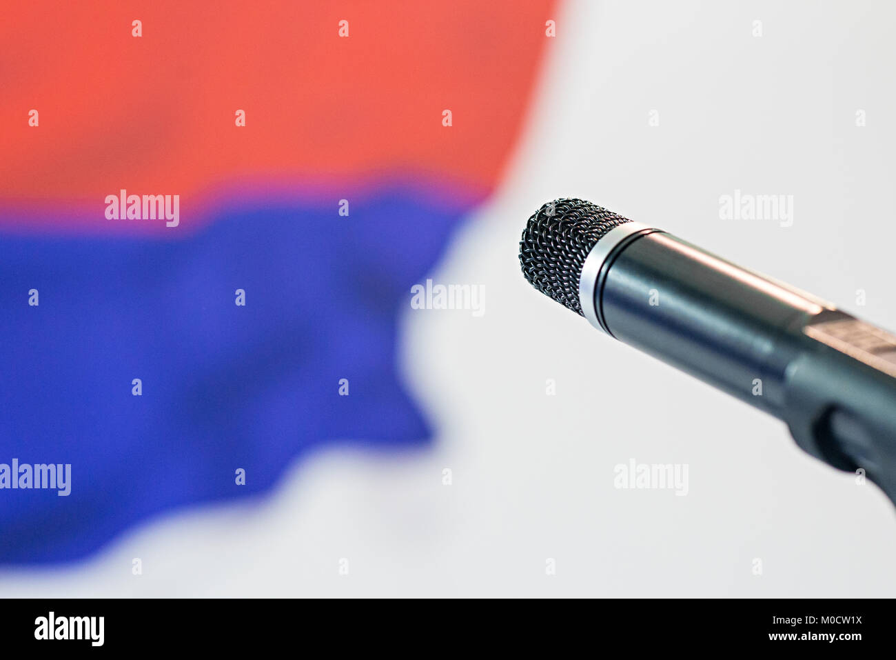 In prossimità del microfono in sala conferenze Foto Stock