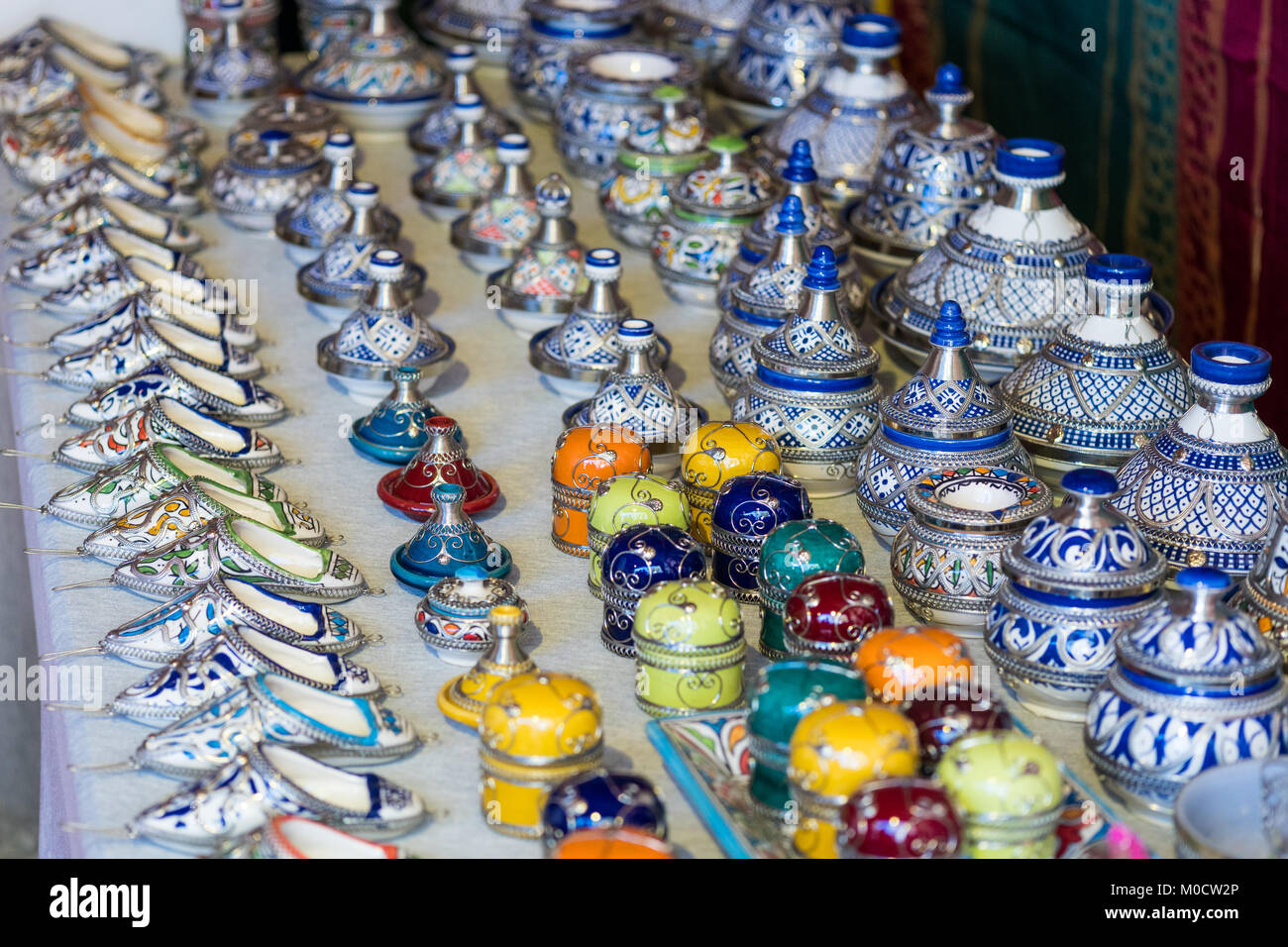 Marocchino tradizionale souvenir artigianale sul mercato aperto Foto Stock