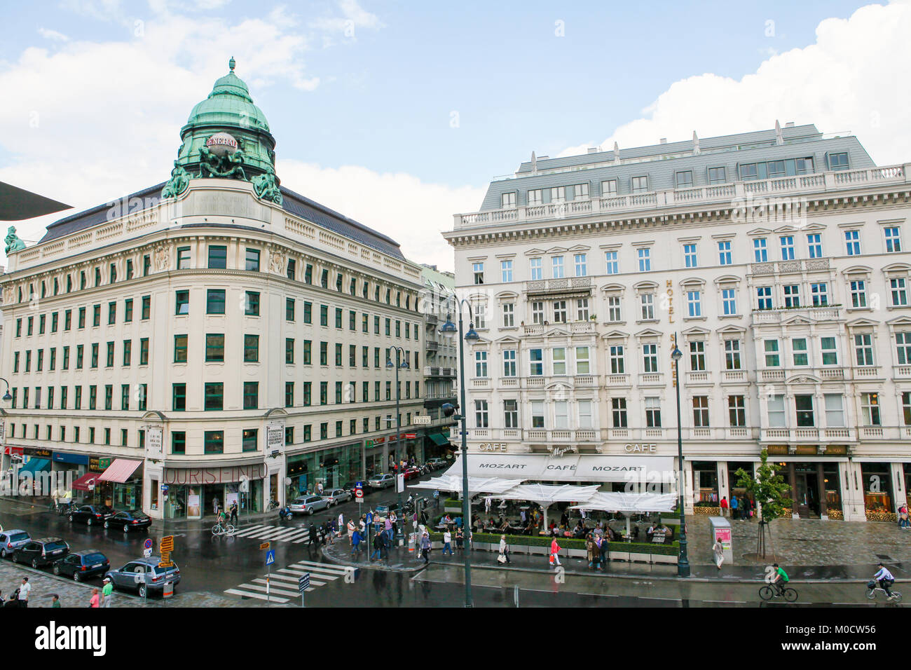 Vista su Hotel Sacher, un famoso hotel a cinque stelle , e Generali Building nella Innere Stadt nel primo distretto di Vienna, Austria Foto Stock
