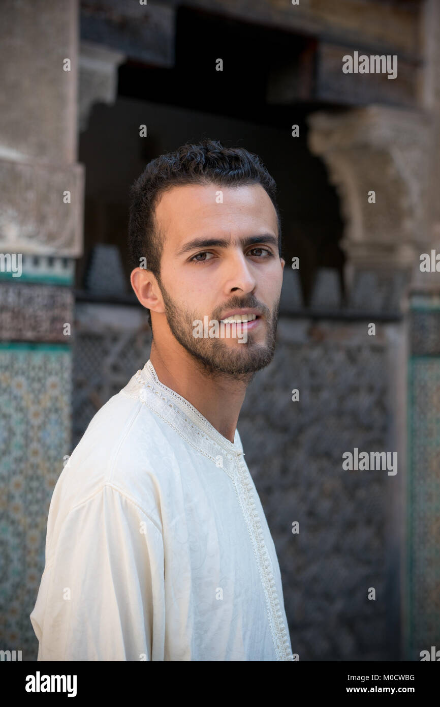Uomo arabo indossando abiti tradizionali, lungo una camicia bianca Foto Stock
