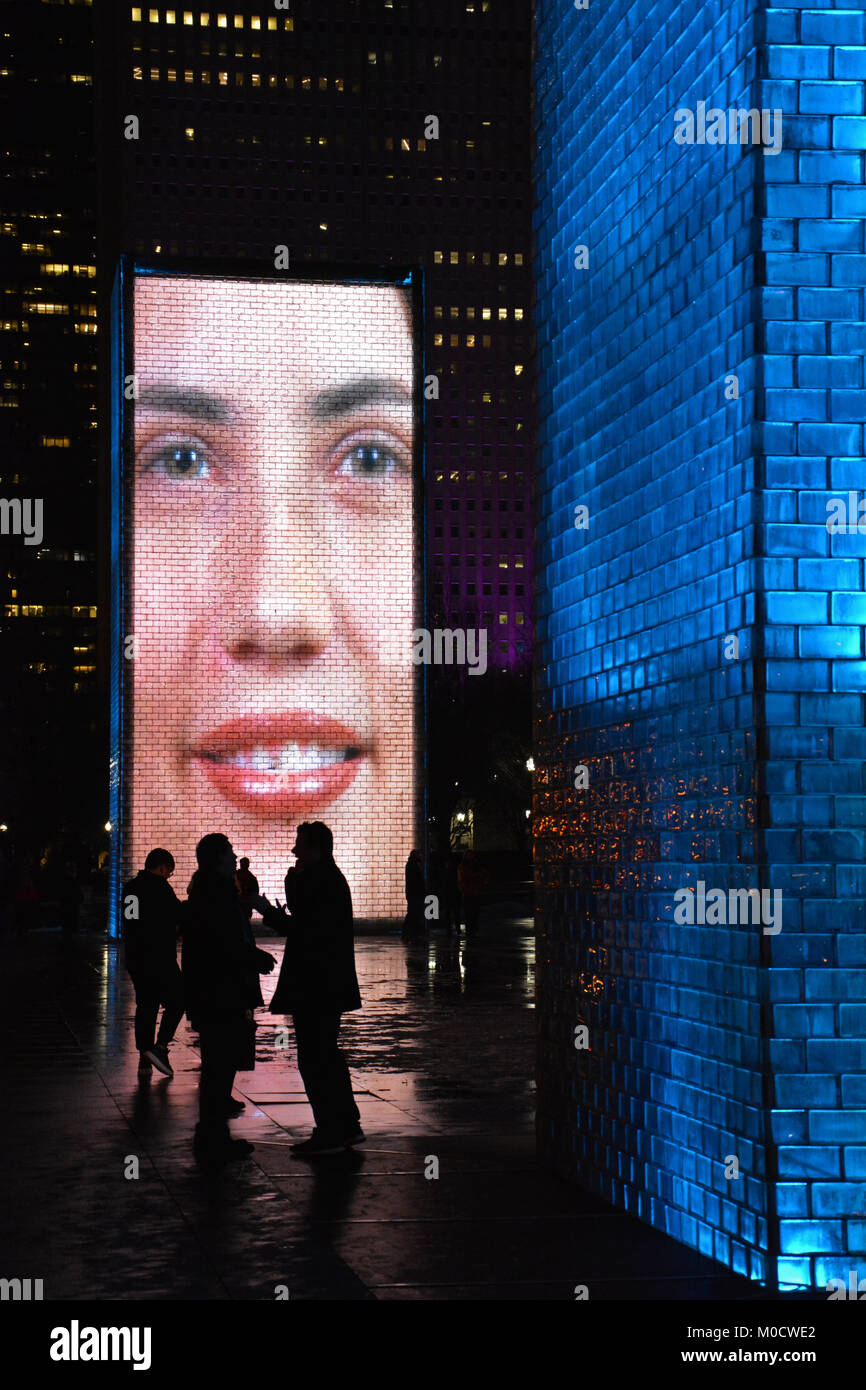 Le facce del blocco di vetro crown fontane intrattenere i visitatori a Chicago il Millennium Park. Foto Stock