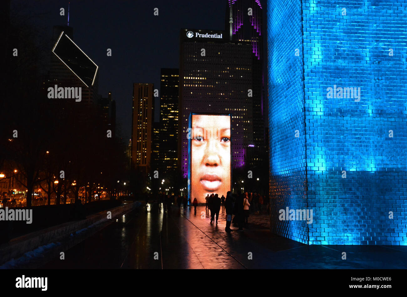 Le facce del blocco di vetro crown fontane intrattenere i visitatori a Chicago il Millennium Park. Foto Stock