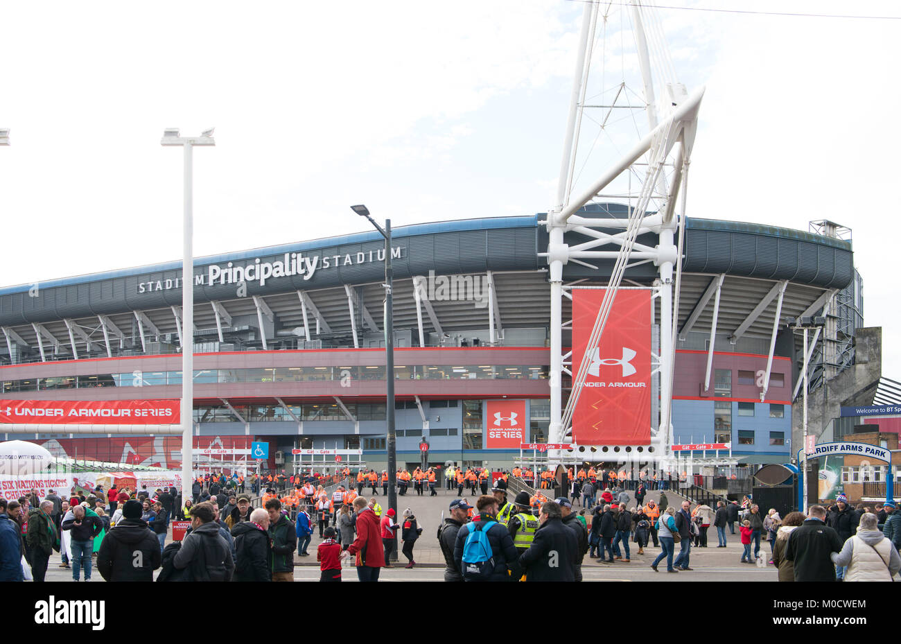 Il Principato Stadium, precedentemente noto come il Millennium Stadium, su di un Galles rugby match day a Cardiff, nel Galles, UK. Foto Stock