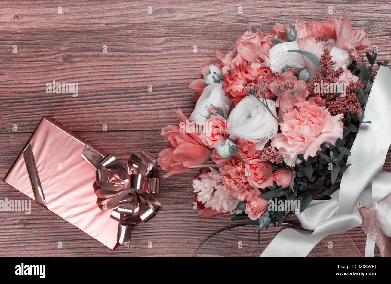 Valentino bouquet di fiori su sfondo di legno Foto Stock
