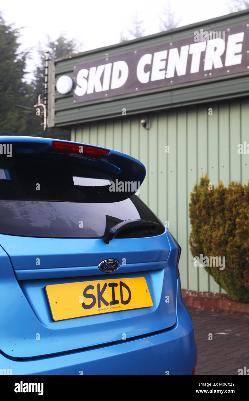Una Ford Fiesta usato per lo skid pan sessioni a Knockhill circuito di gara seduto di fronte all'edificio centrale Foto Stock