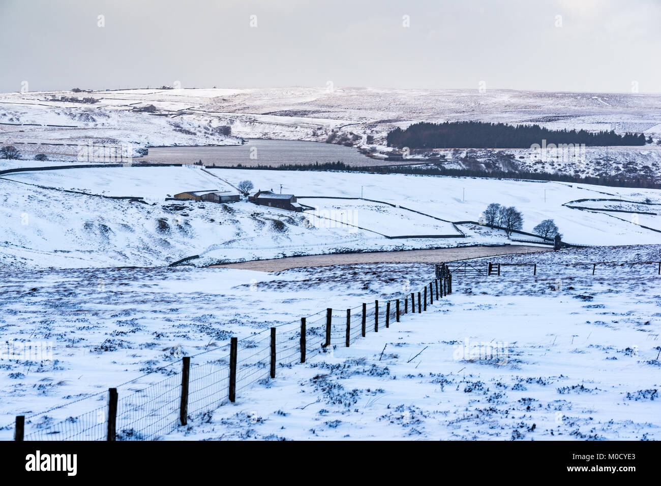 Guardando a Nord dalla A628 trans-Pennine tronco di strada in un giorno di neve nel nord dell'Inghilterra colline verso Ponte Dunford e Townhead, REGNO UNITO Foto Stock