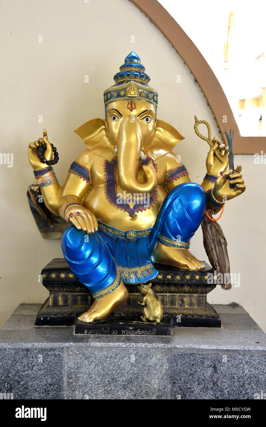 Questo è il numero 30 di 32 miniatura Ganesh statue nella sala circolare sotto la grande Pink Elephant costruzione di Wat Phrong Akat tempio nel centro Thai Foto Stock