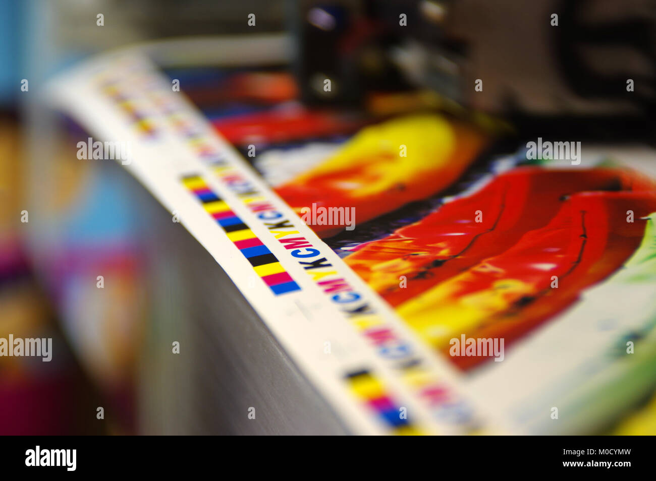 Plotter a Getto di Inchiostro di stampa marchio CMYK su carta bianca. Digitale grande macchina stampante. Foto Stock