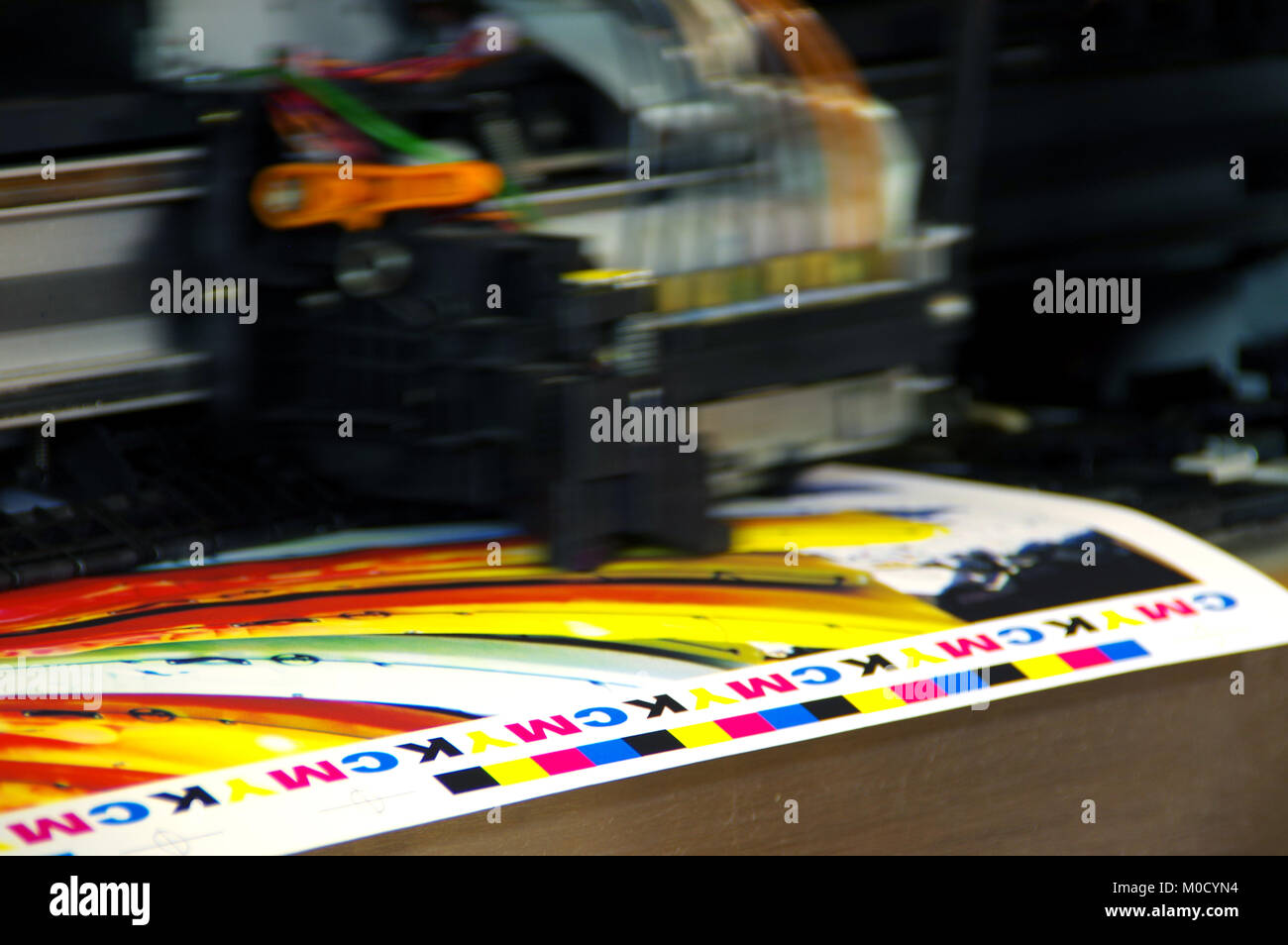 Stampante a getto di inchiostro il plotter di movimento della testa di oltre il contrassegno di CMYK su carta bianca. Grande macchina per la stampa digitale. Foto Stock