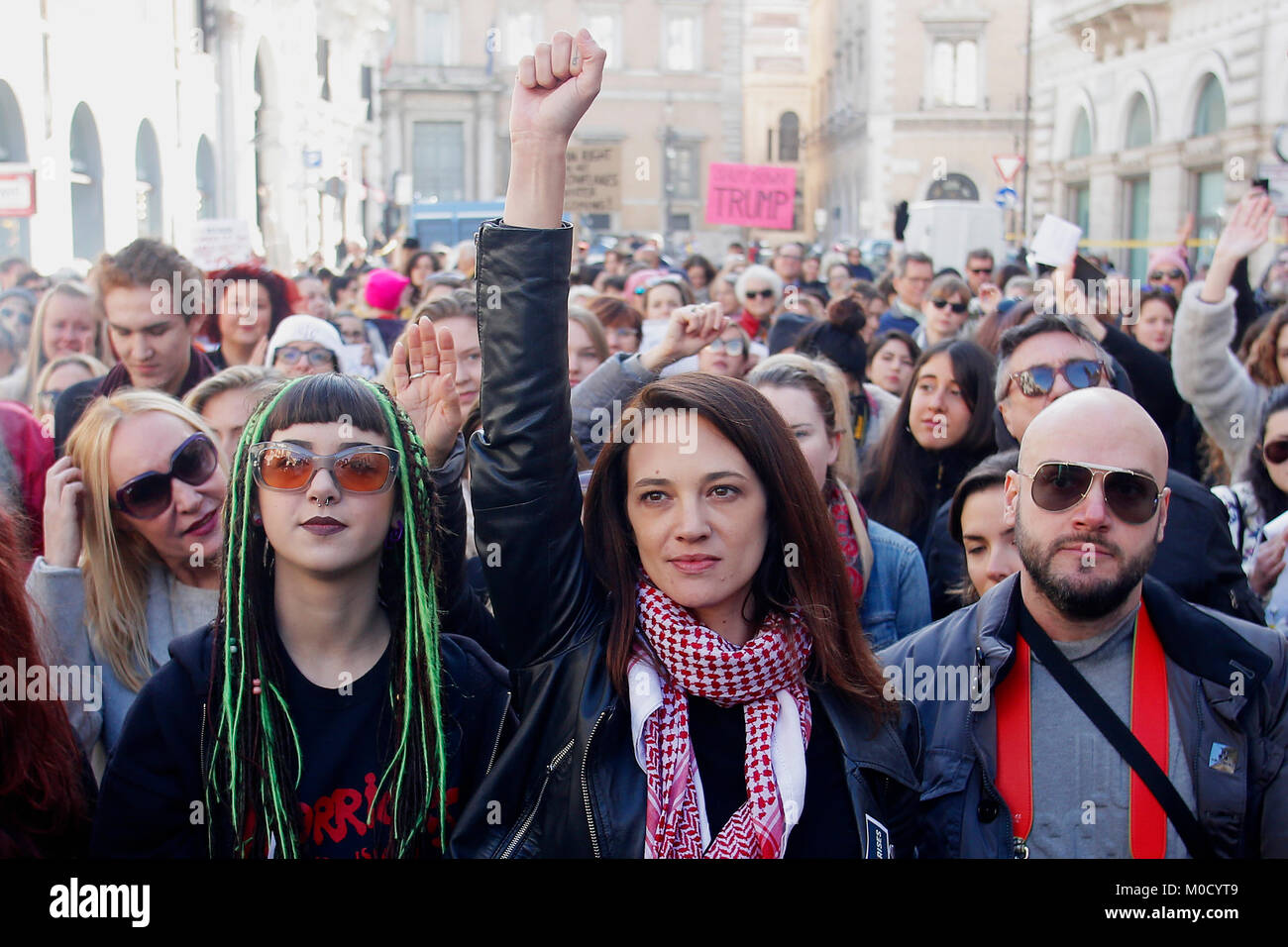 Roma, Italia. Xx gen, 2018. Asia Argento, la prima donna che ha denunciato di essere violentate da Harvey Weinstein, seguita per molte altre attrici Roma 20/01/2018. Le donne di marzo Roma, marcia di solidarieta' per i diritti civili e i diritti delle donne. Roma, 20 gennaio 2018. Le donne di marzo Roma, marzo di solidarietà per i diritti civili e i diritti civili per le donne, organizzata dalla comunità americana di Roma, simultaneamente con le donne del marzo che ha luogo in tutto il mondo su gennaio 20th. Foto di Samantha Zucchi Insidefoto Credito: insidefoto srl/Alamy Live News Foto Stock