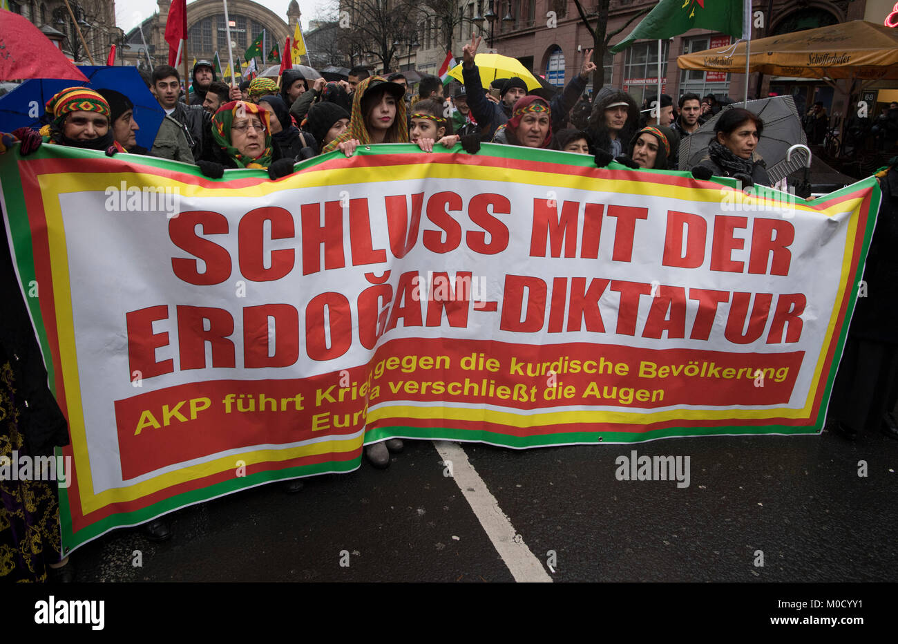 Francoforte, Germania. Xx gen, 2018. Diverse centinaia di curdi che protestavano contro la Turchia della politica nei confronti dei curdi e per un Kurdistan indipendente, nel centro della città di Francoforte sul Meno, Germania, 20 gennaio 2018. Credito: dpa picture alliance/Alamy Live News Foto Stock